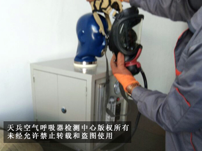 面罩气密地佩戴在头模上